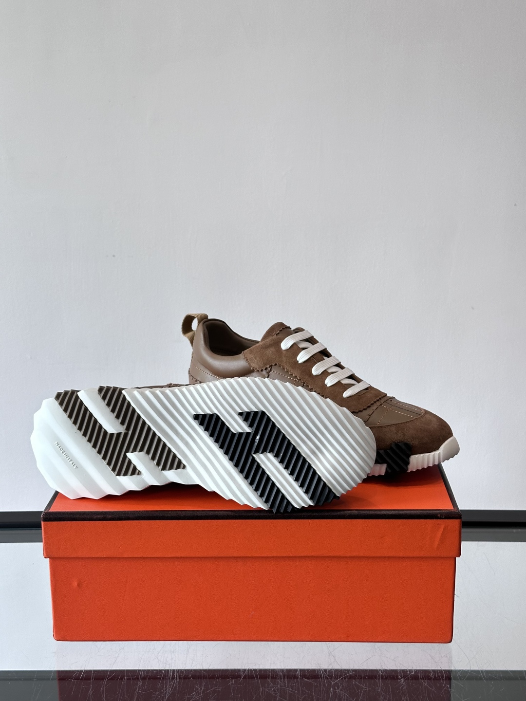 H爱马仕男士休闲运动鞋，牛皮革+麂皮拼接，格纹缝线点缀，简约又有细节感。厚底设计，橡胶鞋底+多色条纹，抓