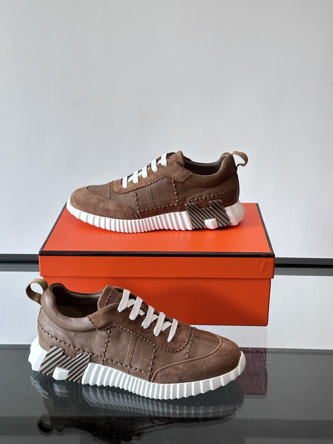 H爱马仕男士休闲运动鞋，牛皮革+麂皮拼接，格纹缝线点缀，简约又有细节感。厚底设计，橡胶鞋底+多色条纹，抓