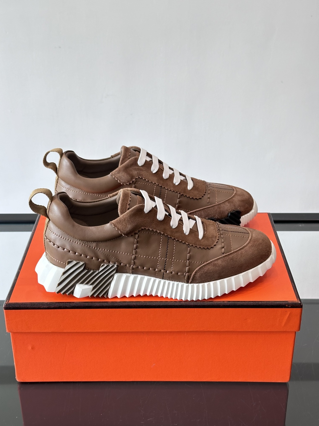 H爱马仕男士休闲运动鞋，牛皮革+麂皮拼接，格纹缝线点缀，简约又有细节感。厚底设计，橡胶鞋底+多色条纹，抓