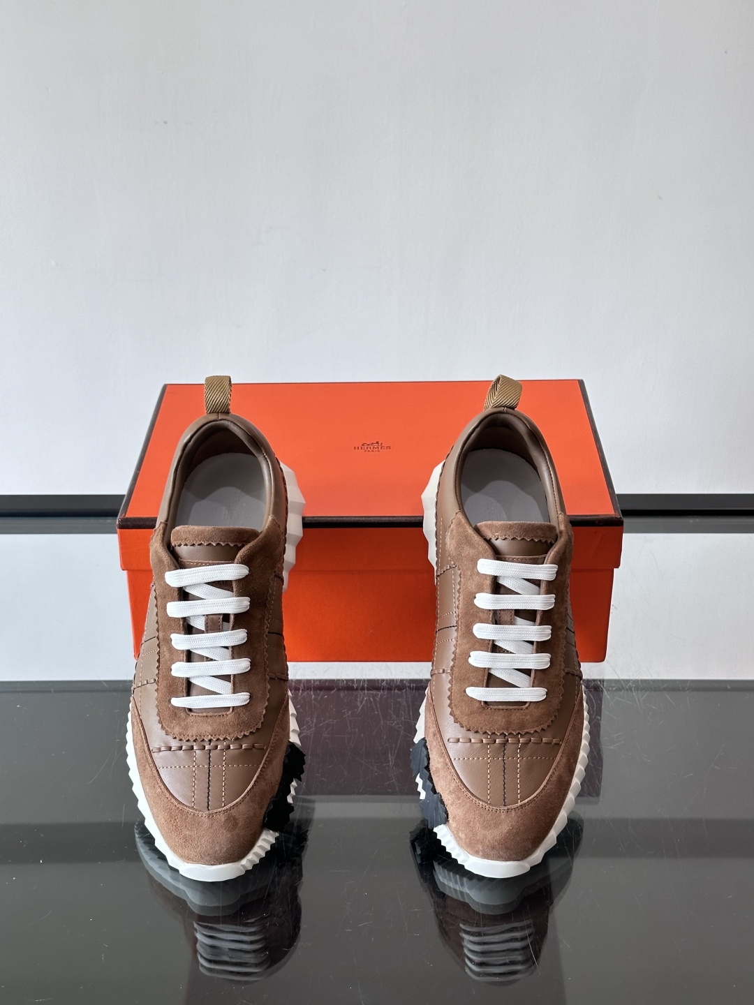 H爱马仕男士休闲运动鞋，牛皮革+麂皮拼接，格纹缝线点缀，简约又有细节感。厚底设计，橡胶鞋底+多色条纹，抓