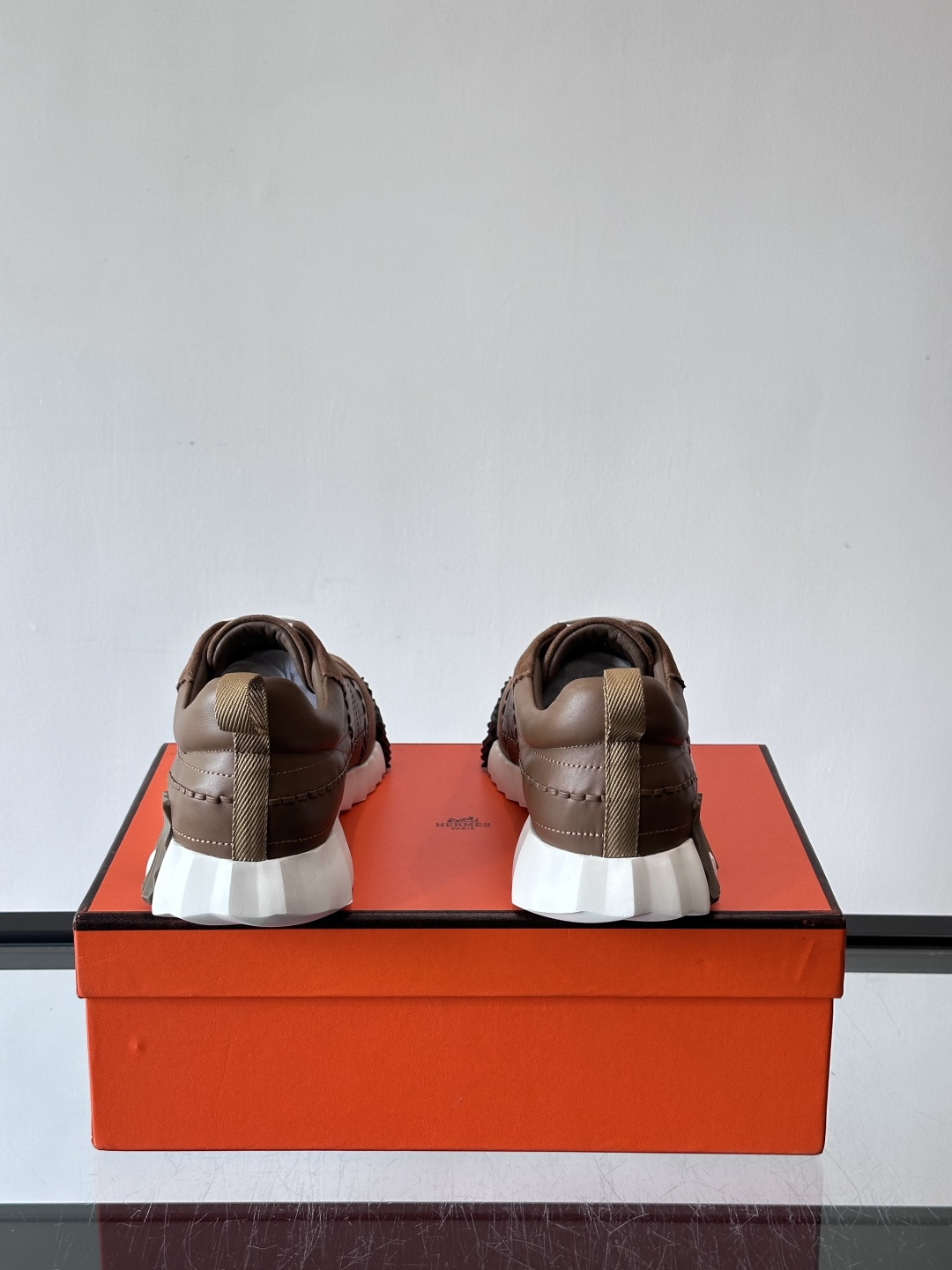 H爱马仕男士休闲运动鞋，牛皮革+麂皮拼接，格纹缝线点缀，简约又有细节感。厚底设计，橡胶鞋底+多色条纹，抓