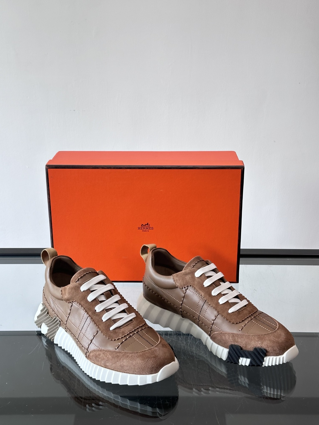 H爱马仕男士休闲运动鞋，牛皮革+麂皮拼接，格纹缝线点缀，简约又有细节感。厚底设计，橡胶鞋底+多色条纹，抓