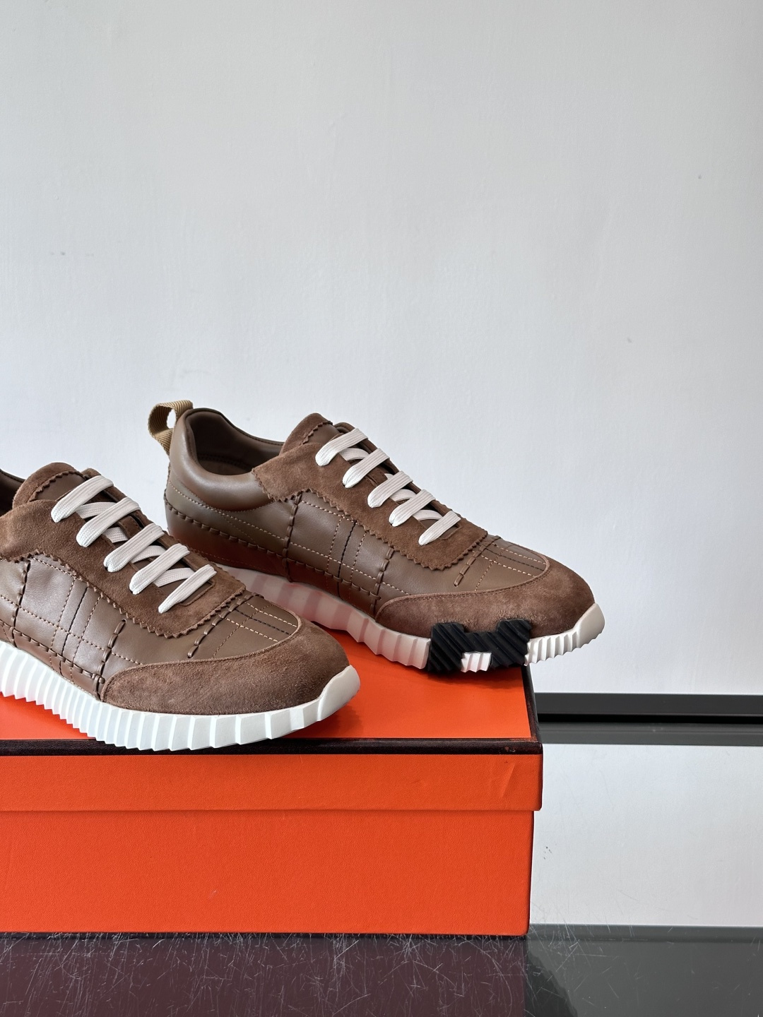 H爱马仕男士休闲运动鞋，牛皮革+麂皮拼接，格纹缝线点缀，简约又有细节感。厚底设计，橡胶鞋底+多色条纹，抓