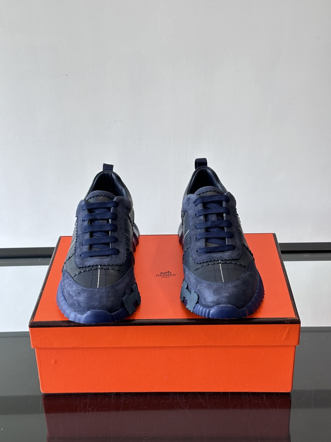 H爱马仕男士休闲运动鞋，牛皮革+麂皮拼接，格纹缝线点缀，简约又有细节感。厚底设计，橡胶鞋底+多色条纹，抓