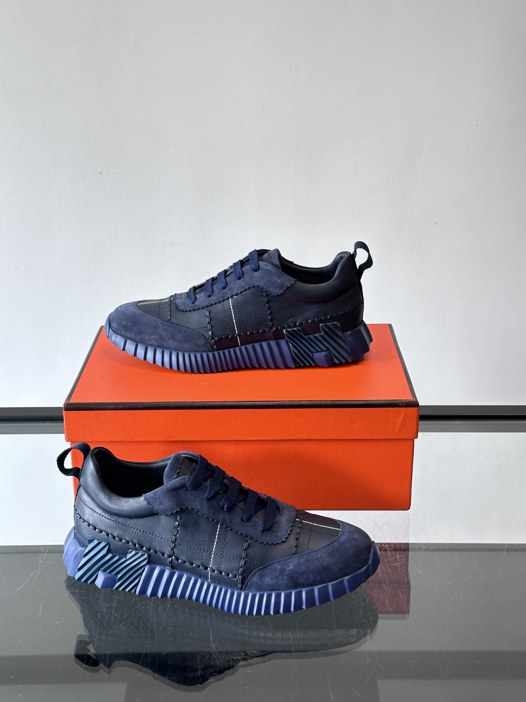 H爱马仕男士休闲运动鞋，牛皮革+麂皮拼接，格纹缝线点缀，简约又有细节感。厚底设计，橡胶鞋底+多色条纹，抓