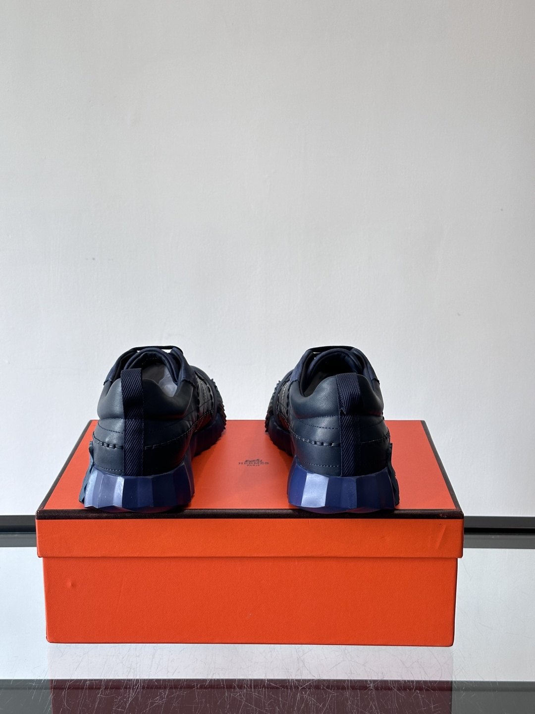 H爱马仕男士休闲运动鞋，牛皮革+麂皮拼接，格纹缝线点缀，简约又有细节感。厚底设计，橡胶鞋底+多色条纹，抓