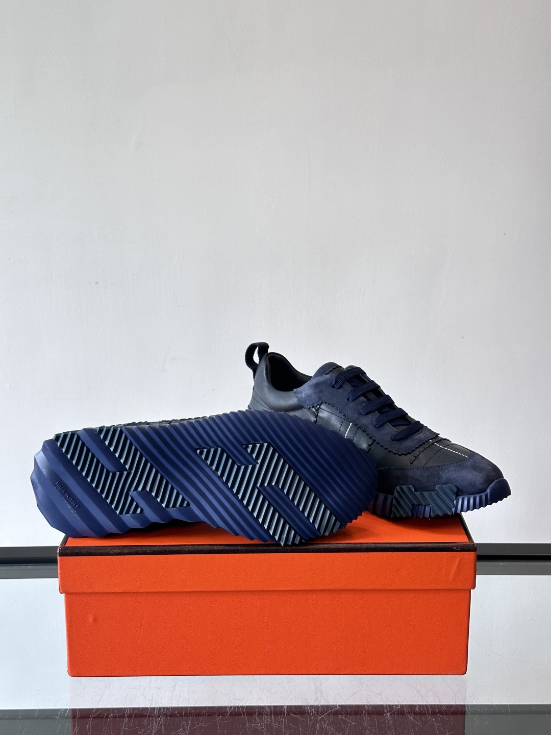 H爱马仕男士休闲运动鞋，牛皮革+麂皮拼接，格纹缝线点缀，简约又有细节感。厚底设计，橡胶鞋底+多色条纹，抓