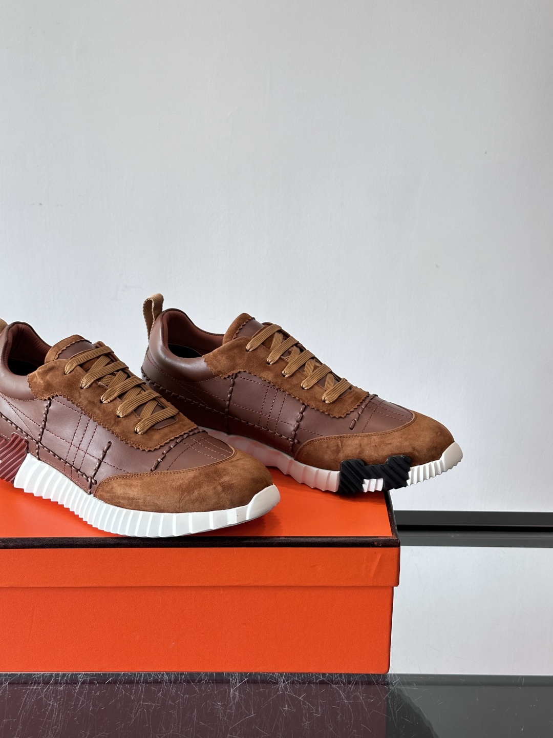 H爱马仕男士休闲运动鞋，牛皮革+麂皮拼接，格纹缝线点缀，简约又有细节感。厚底设计，橡胶鞋底+多色条纹，抓