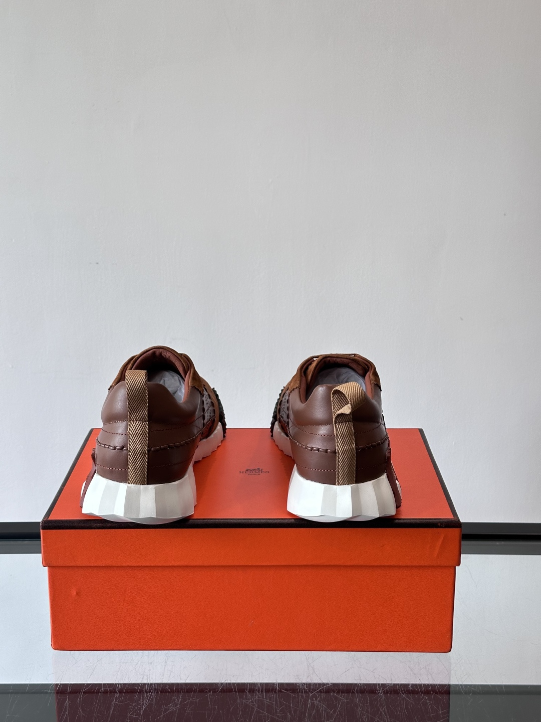 H爱马仕男士休闲运动鞋，牛皮革+麂皮拼接，格纹缝线点缀，简约又有细节感。厚底设计，橡胶鞋底+多色条纹，抓