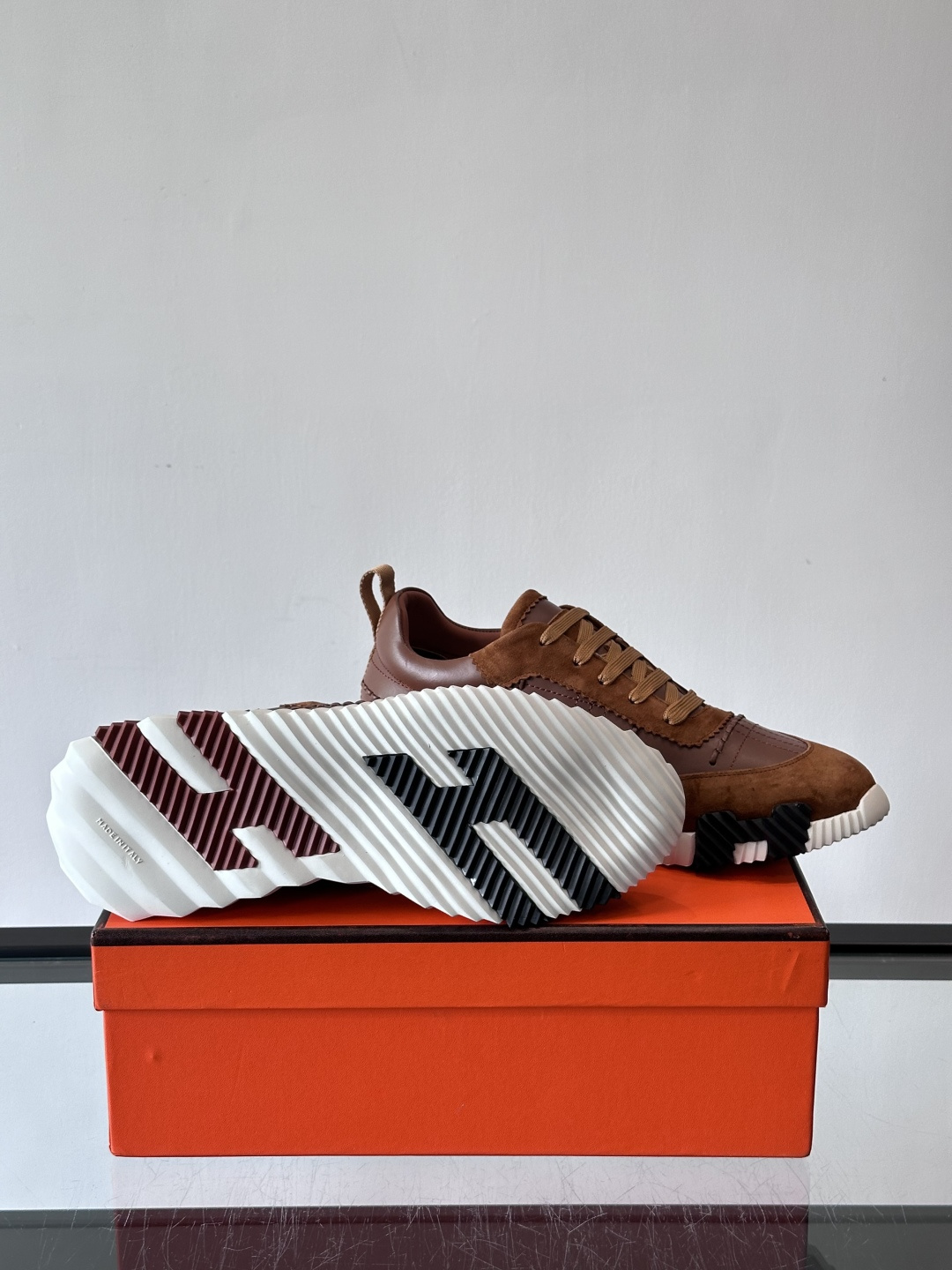 H爱马仕男士休闲运动鞋，牛皮革+麂皮拼接，格纹缝线点缀，简约又有细节感。厚底设计，橡胶鞋底+多色条纹，抓