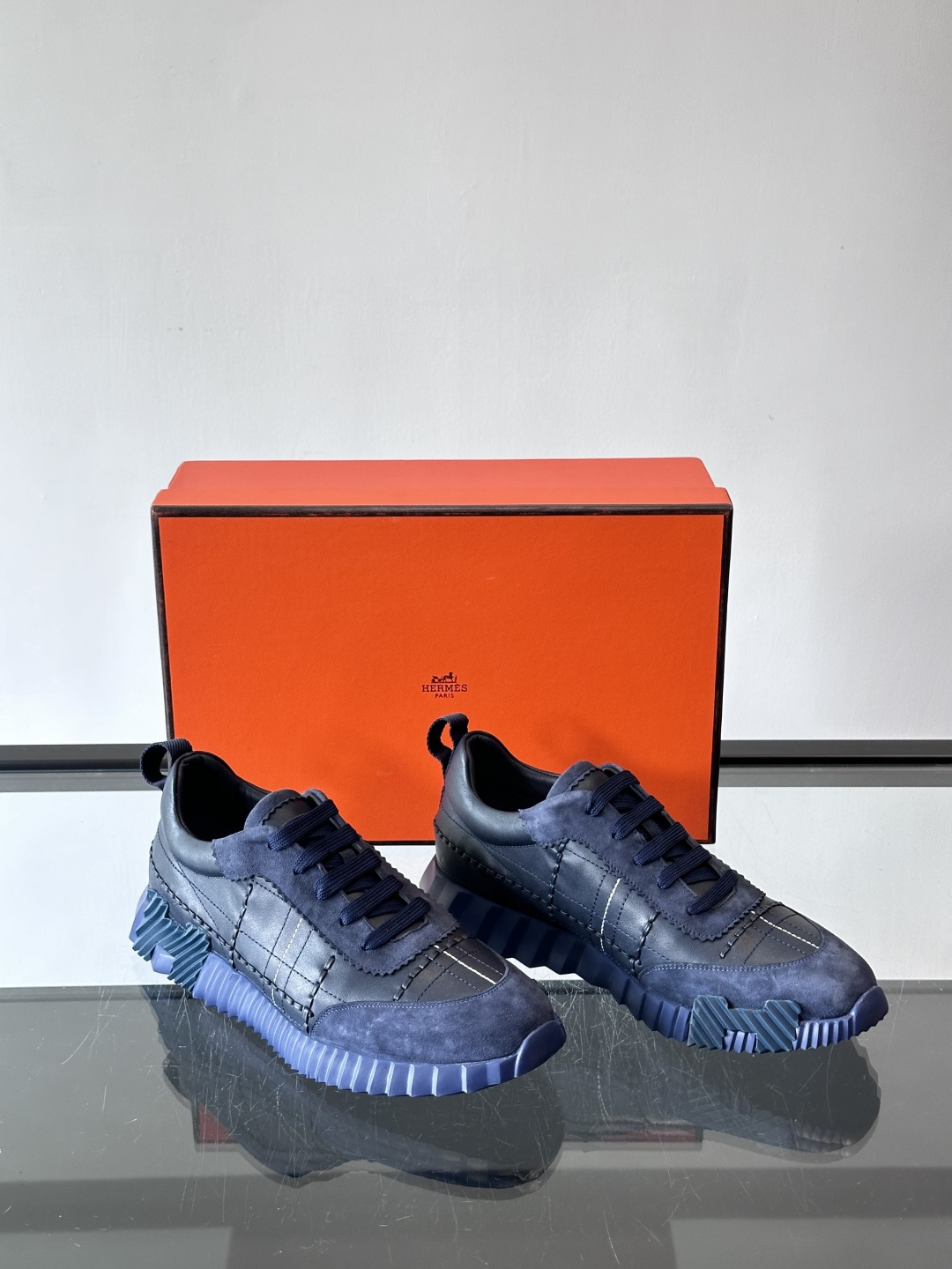 H爱马仕男士休闲运动鞋，牛皮革+麂皮拼接，格纹缝线点缀，简约又有细节感。厚底设计，橡胶鞋底+多色条纹，抓