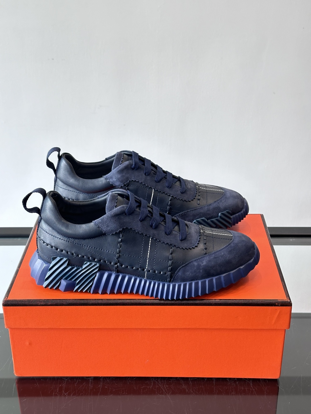 H爱马仕男士休闲运动鞋，牛皮革+麂皮拼接，格纹缝线点缀，简约又有细节感。厚底设计，橡胶鞋底+多色条纹，抓