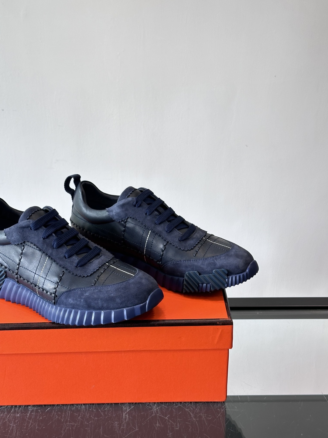 H爱马仕男士休闲运动鞋，牛皮革+麂皮拼接，格纹缝线点缀，简约又有细节感。厚底设计，橡胶鞋底+多色条纹，抓