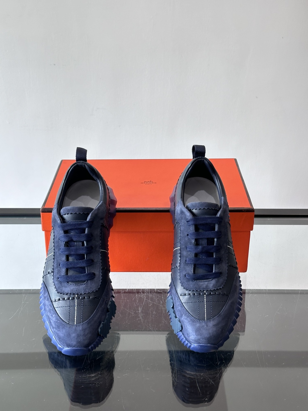 H爱马仕男士休闲运动鞋，牛皮革+麂皮拼接，格纹缝线点缀，简约又有细节感。厚底设计，橡胶鞋底+多色条纹，抓