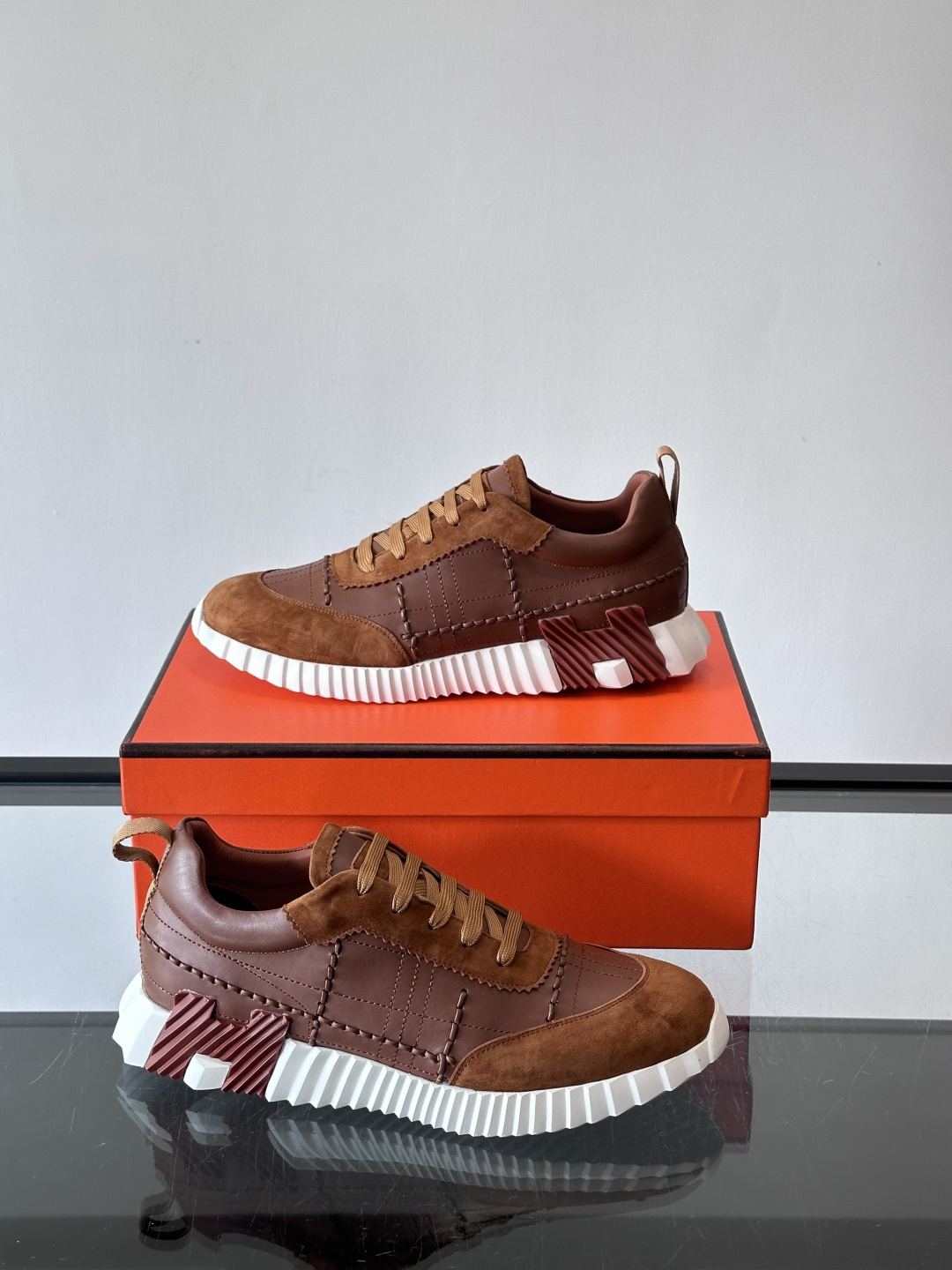 H爱马仕男士休闲运动鞋，牛皮革+麂皮拼接，格纹缝线点缀，简约又有细节感。厚底设计，橡胶鞋底+多色条纹，抓