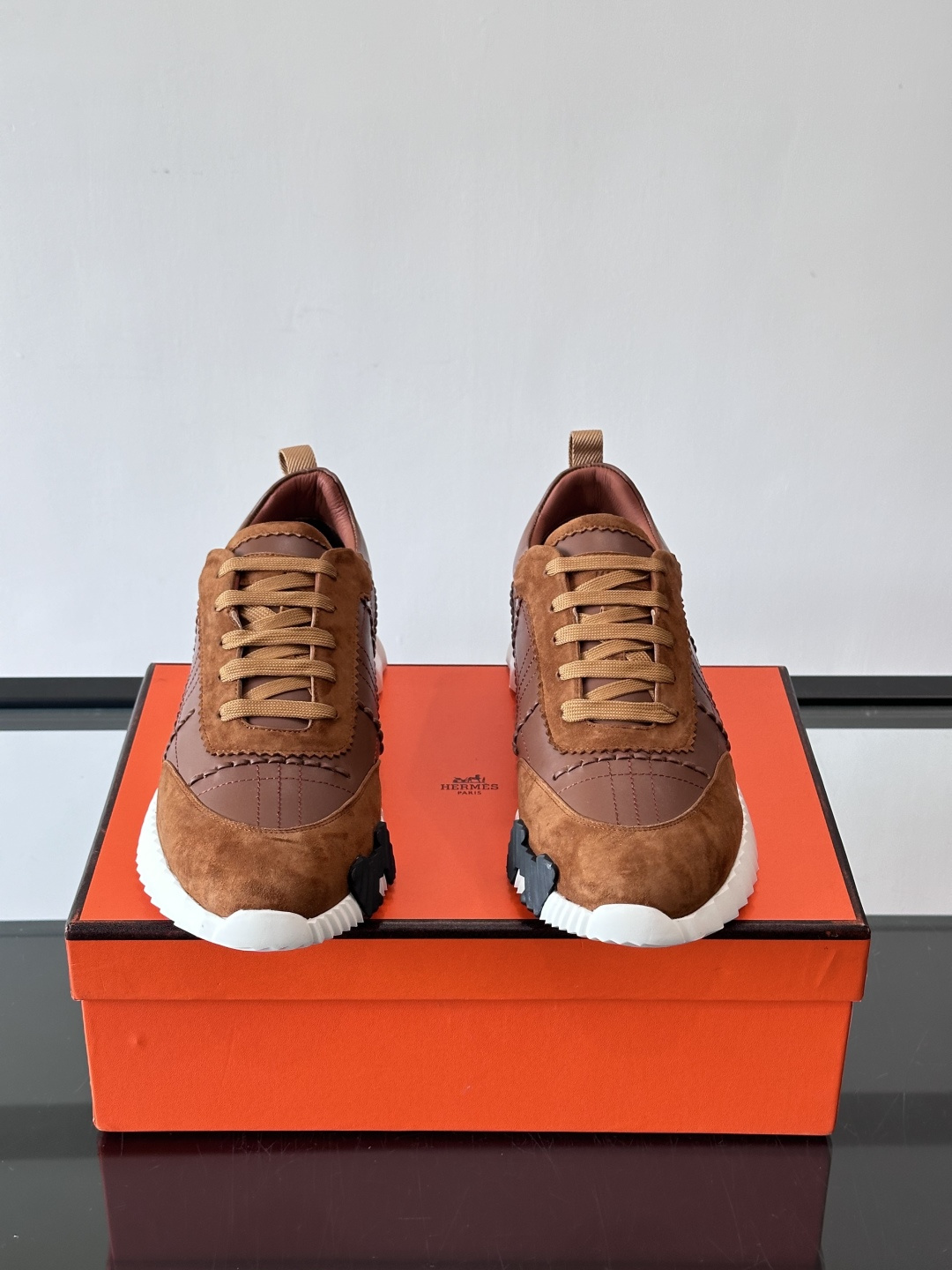 H爱马仕男士休闲运动鞋，牛皮革+麂皮拼接，格纹缝线点缀，简约又有细节感。厚底设计，橡胶鞋底+多色条纹，抓