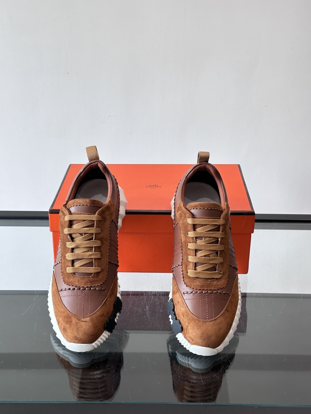 H爱马仕男士休闲运动鞋，牛皮革+麂皮拼接，格纹缝线点缀，简约又有细节感。厚底设计，橡胶鞋底+多色条纹，抓