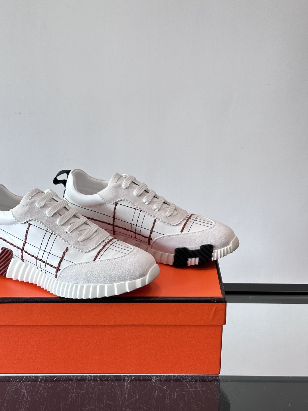 H爱马仕男士休闲运动鞋，牛皮革+麂皮拼接，格纹缝线点缀，简约又有细节感。厚底设计，橡胶鞋底+多色条纹，抓