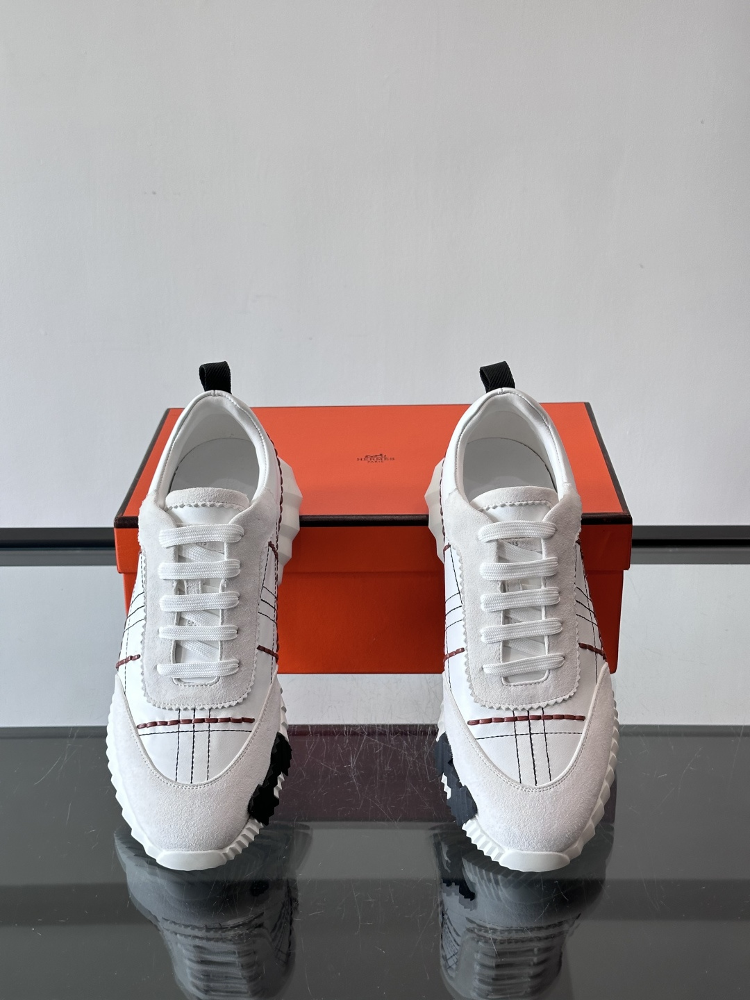 H爱马仕男士休闲运动鞋，牛皮革+麂皮拼接，格纹缝线点缀，简约又有细节感。厚底设计，橡胶鞋底+多色条纹，抓