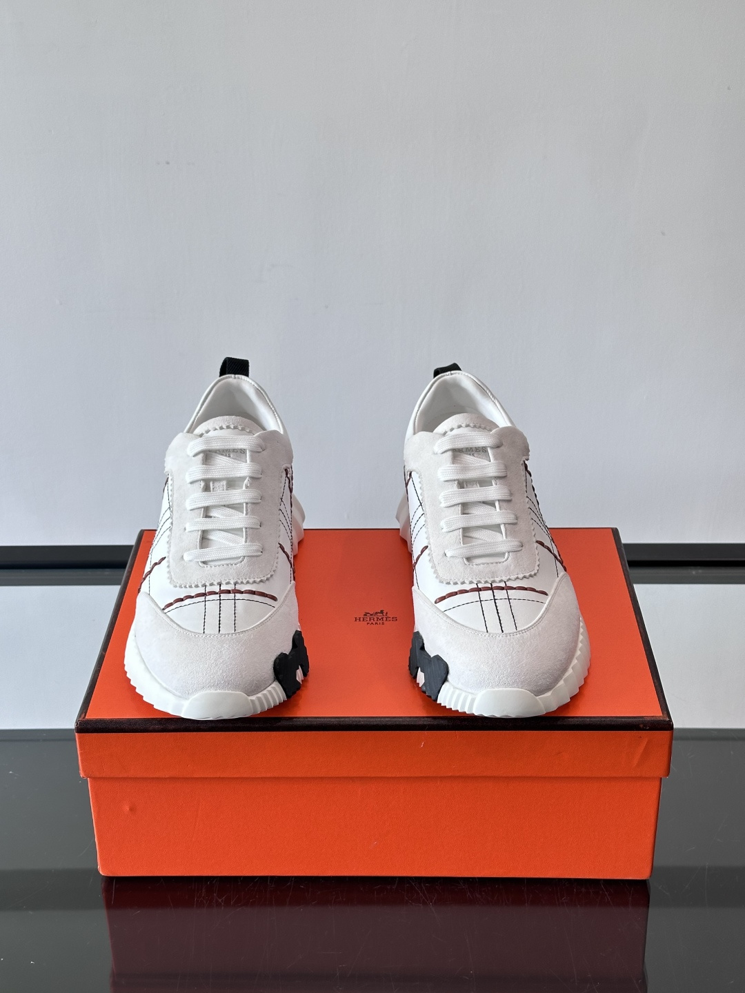 H爱马仕男士休闲运动鞋，牛皮革+麂皮拼接，格纹缝线点缀，简约又有细节感。厚底设计，橡胶鞋底+多色条纹，抓