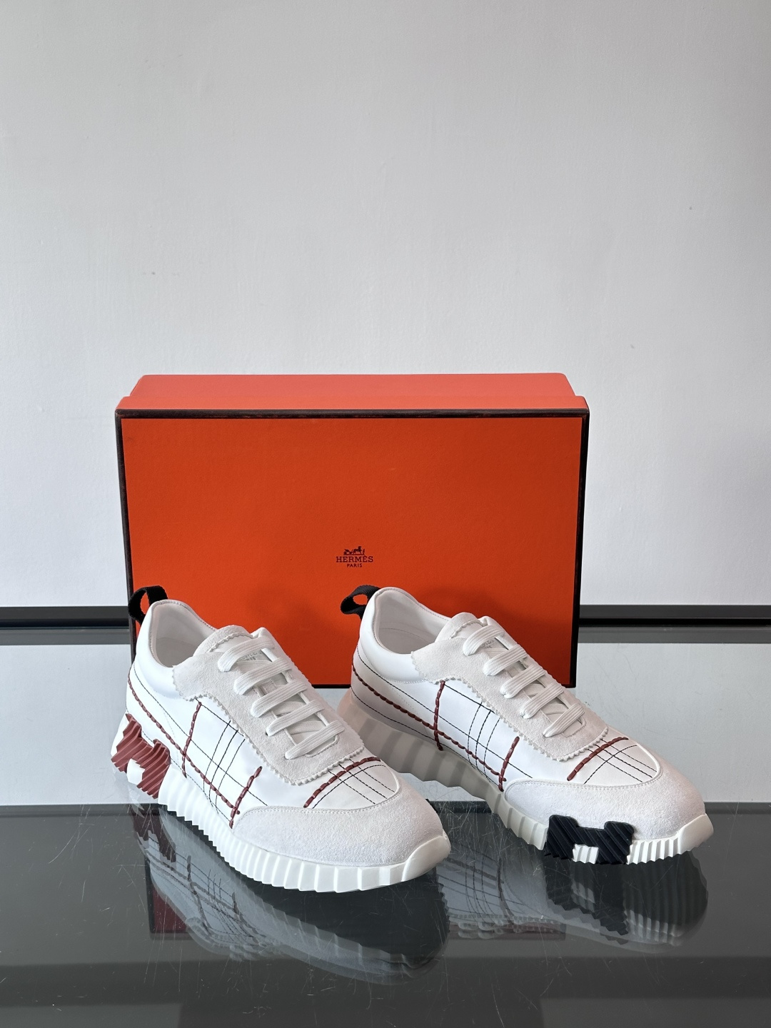 H爱马仕男士休闲运动鞋，牛皮革+麂皮拼接，格纹缝线点缀，简约又有细节感。厚底设计，橡胶鞋底+多色条纹，抓