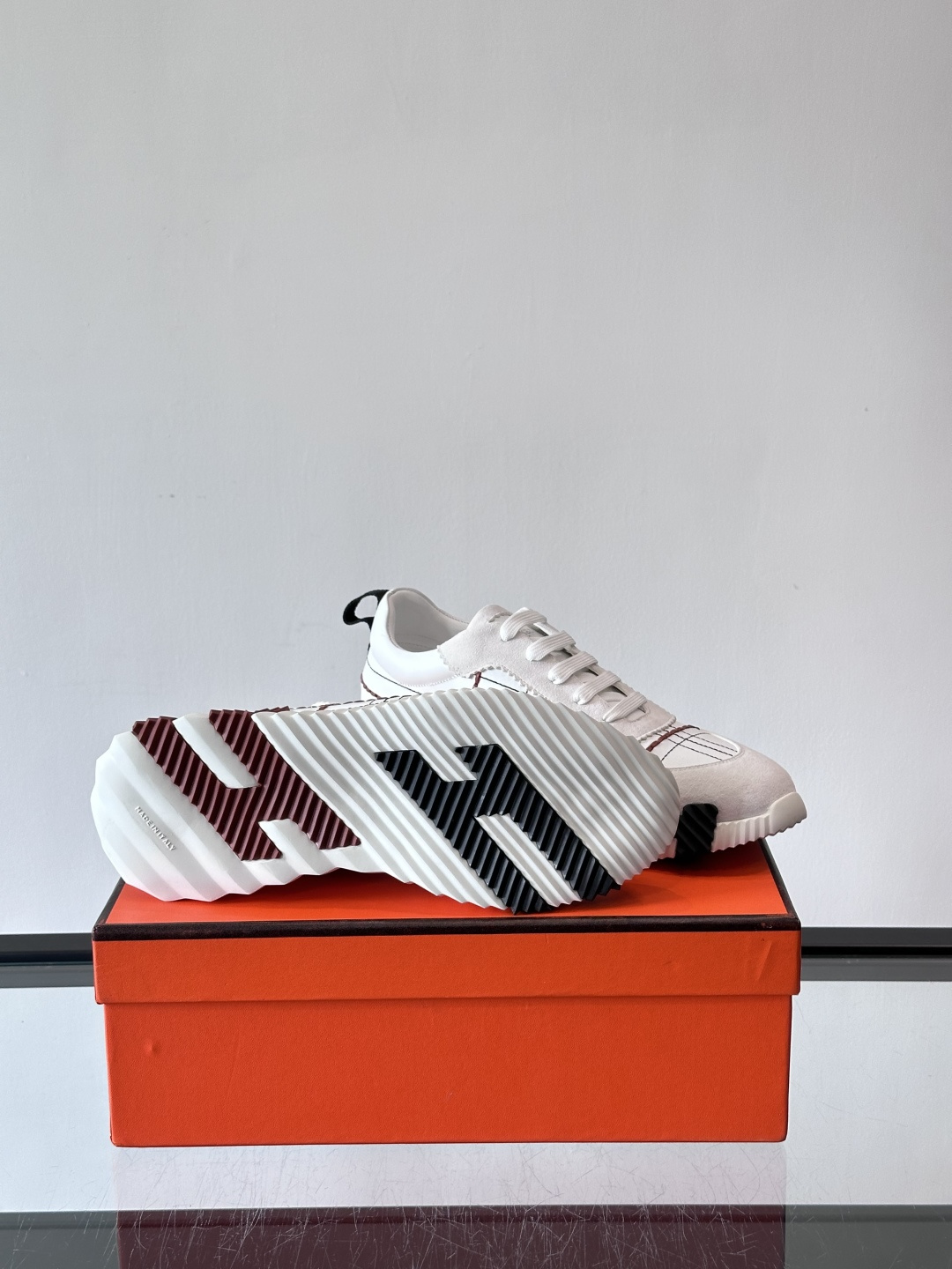 H爱马仕男士休闲运动鞋，牛皮革+麂皮拼接，格纹缝线点缀，简约又有细节感。厚底设计，橡胶鞋底+多色条纹，抓