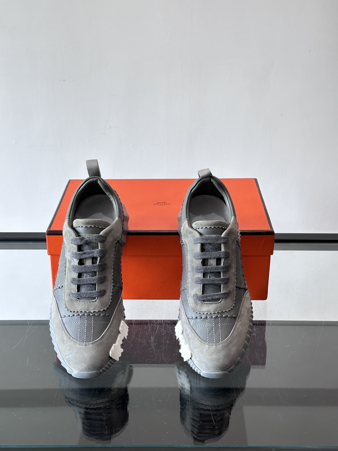 H爱马仕男士休闲运动鞋，牛皮革+麂皮拼接，格纹缝线点缀，简约又有细节感。厚底设计，橡胶鞋底+多色条纹，抓