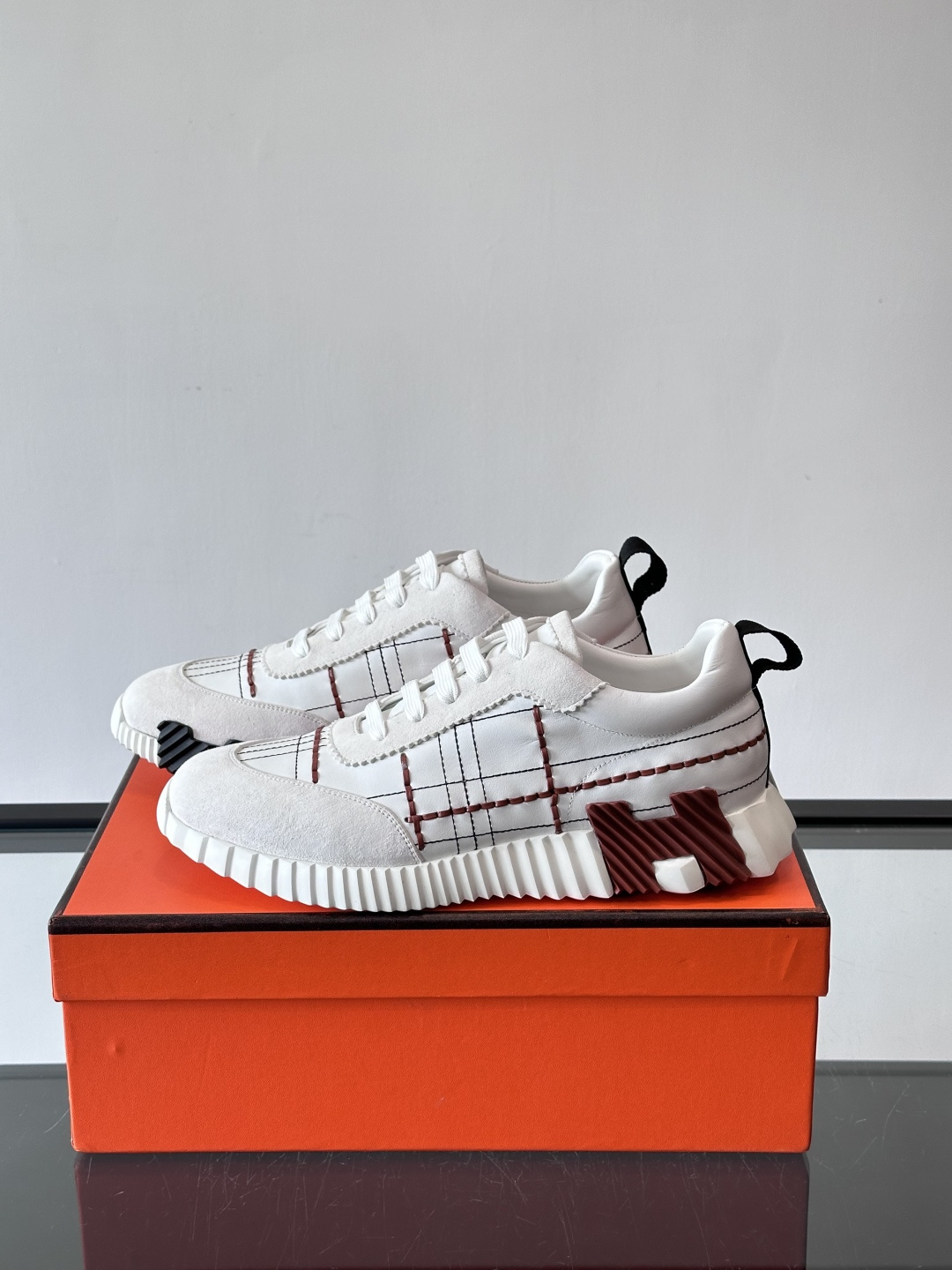 H爱马仕男士休闲运动鞋，牛皮革+麂皮拼接，格纹缝线点缀，简约又有细节感。厚底设计，橡胶鞋底+多色条纹，抓