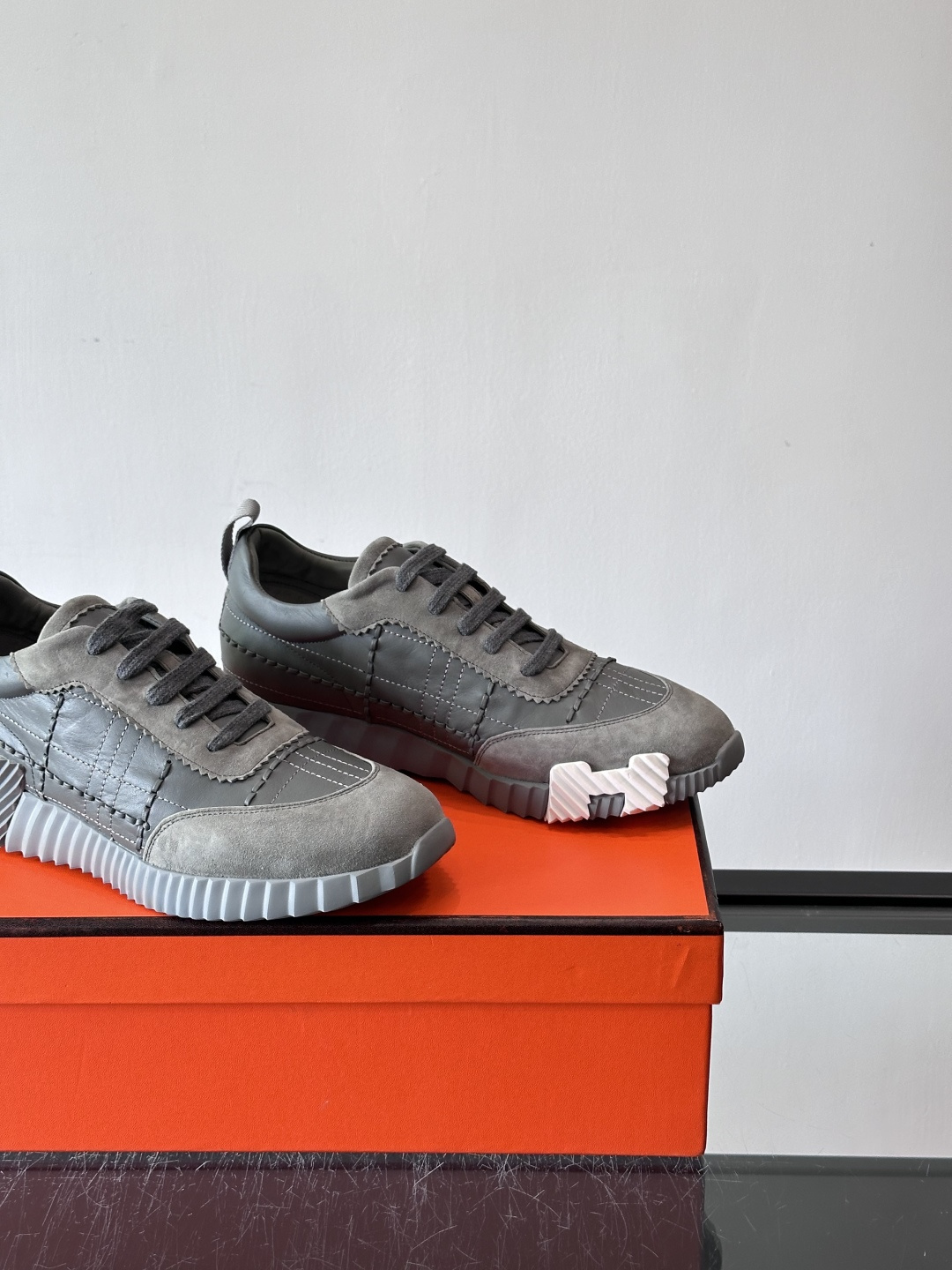 H爱马仕男士休闲运动鞋，牛皮革+麂皮拼接，格纹缝线点缀，简约又有细节感。厚底设计，橡胶鞋底+多色条纹，抓