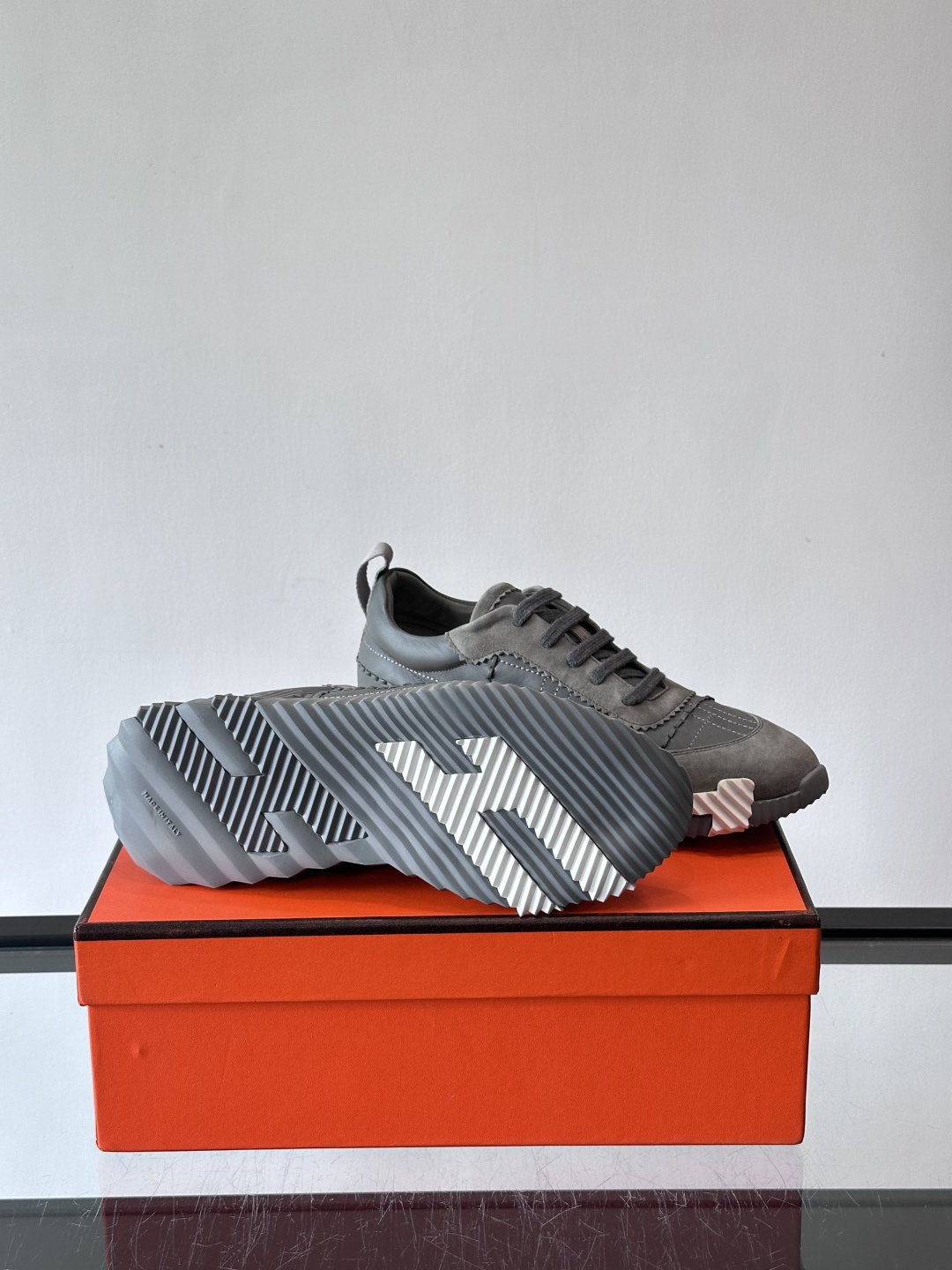 H爱马仕男士休闲运动鞋，牛皮革+麂皮拼接，格纹缝线点缀，简约又有细节感。厚底设计，橡胶鞋底+多色条纹，抓