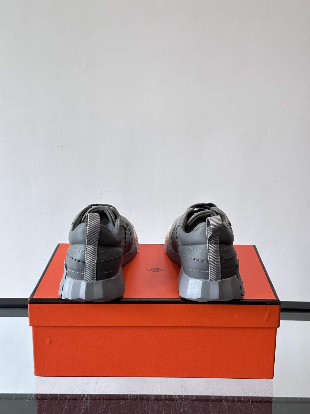 H爱马仕男士休闲运动鞋，牛皮革+麂皮拼接，格纹缝线点缀，简约又有细节感。厚底设计，橡胶鞋底+多色条纹，抓