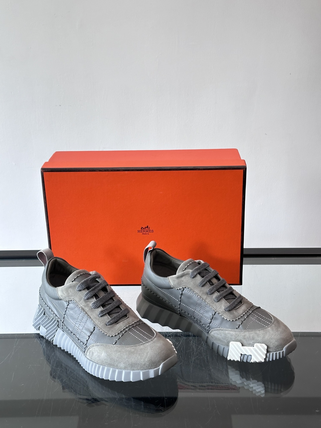 H爱马仕男士休闲运动鞋，牛皮革+麂皮拼接，格纹缝线点缀，简约又有细节感。厚底设计，橡胶鞋底+多色条纹，抓