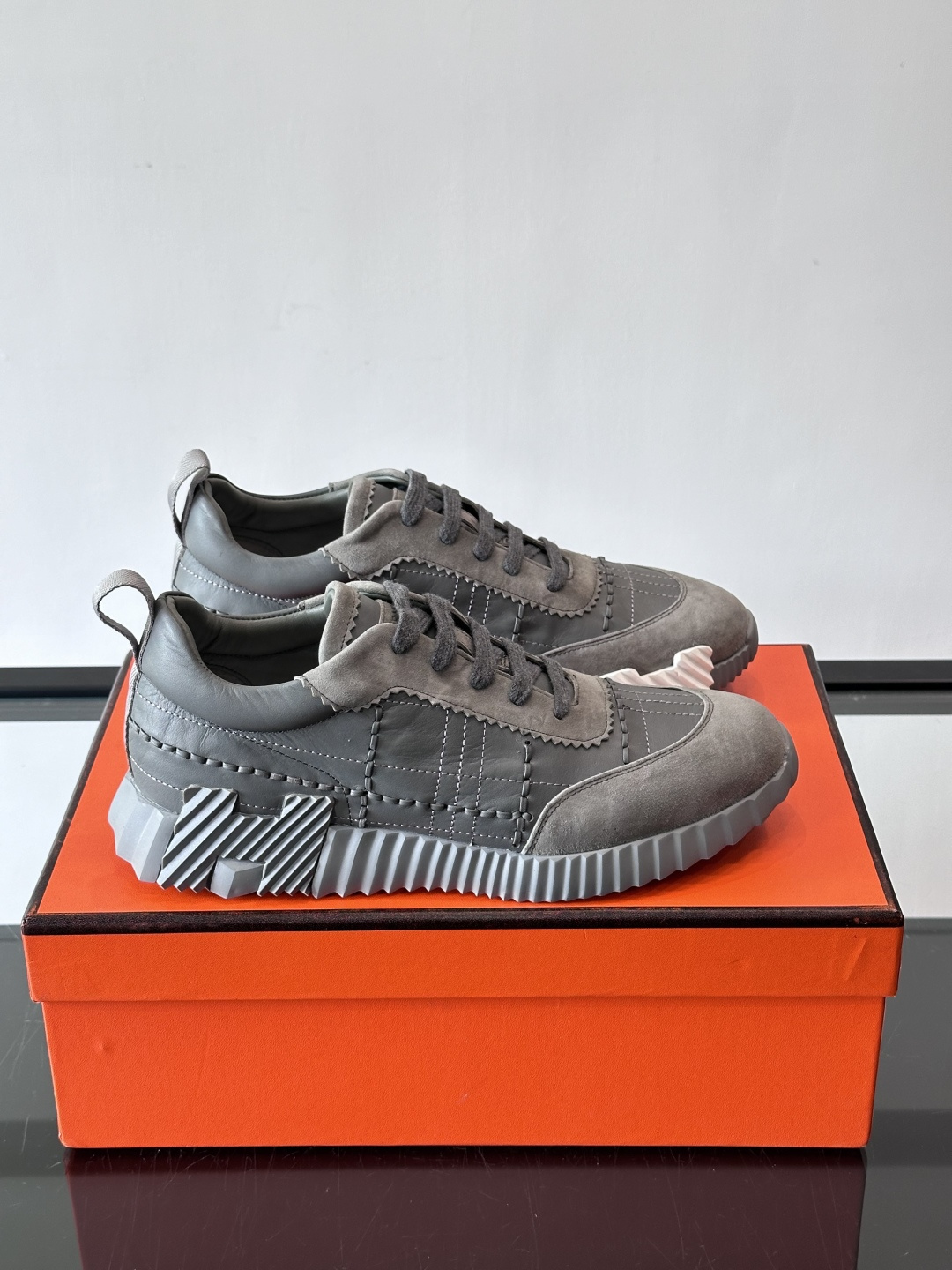 H爱马仕男士休闲运动鞋，牛皮革+麂皮拼接，格纹缝线点缀，简约又有细节感。厚底设计，橡胶鞋底+多色条纹，抓