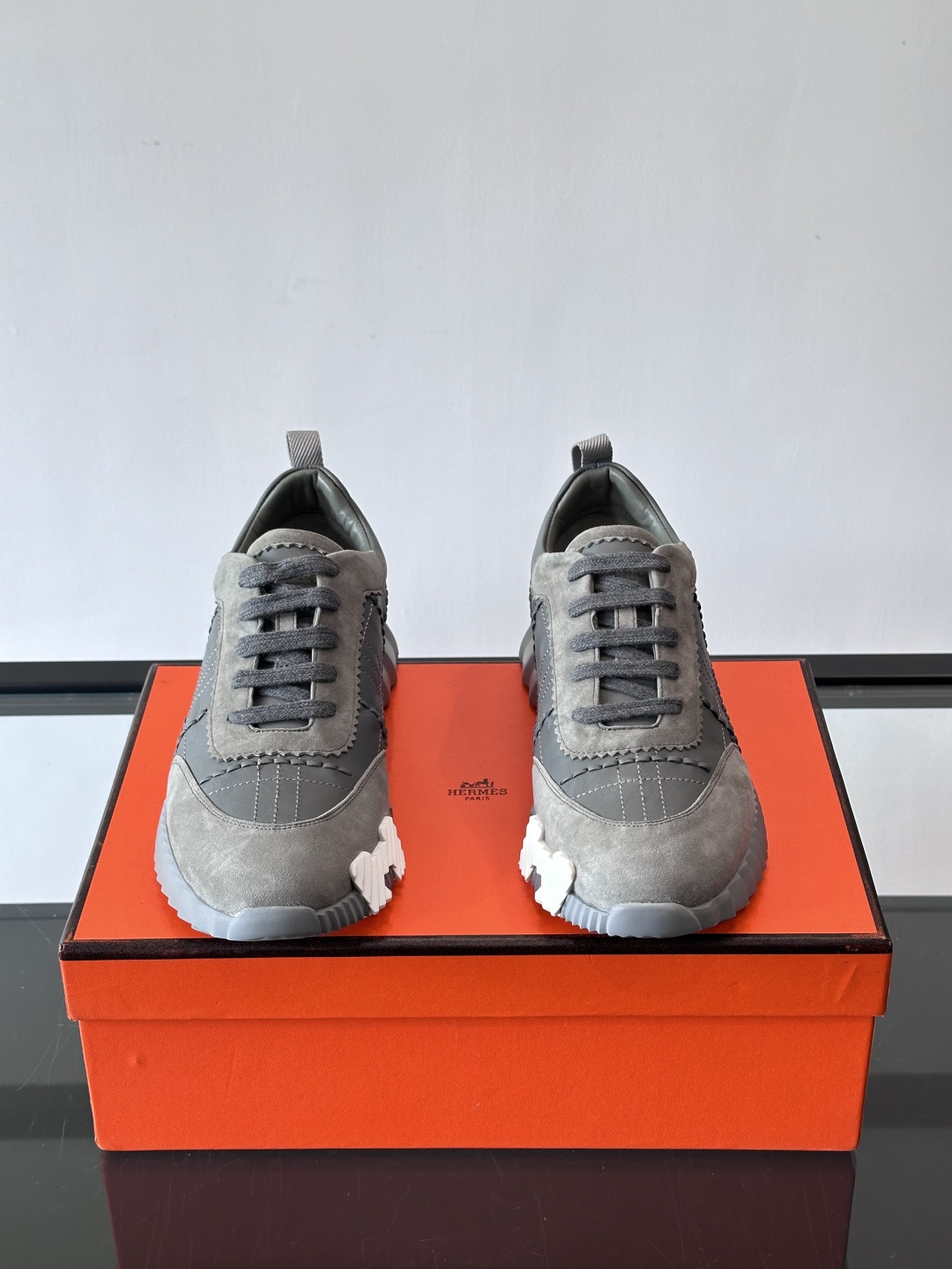 H爱马仕男士休闲运动鞋，牛皮革+麂皮拼接，格纹缝线点缀，简约又有细节感。厚底设计，橡胶鞋底+多色条纹，抓