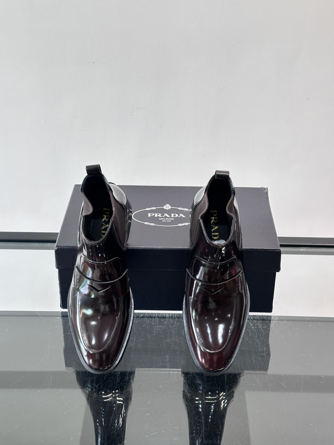 Prada男士切尔西靴，选用高品质真皮，漆皮质感超有光泽感 。方头设计+侧边松紧带，穿脱方便又贴合脚型。