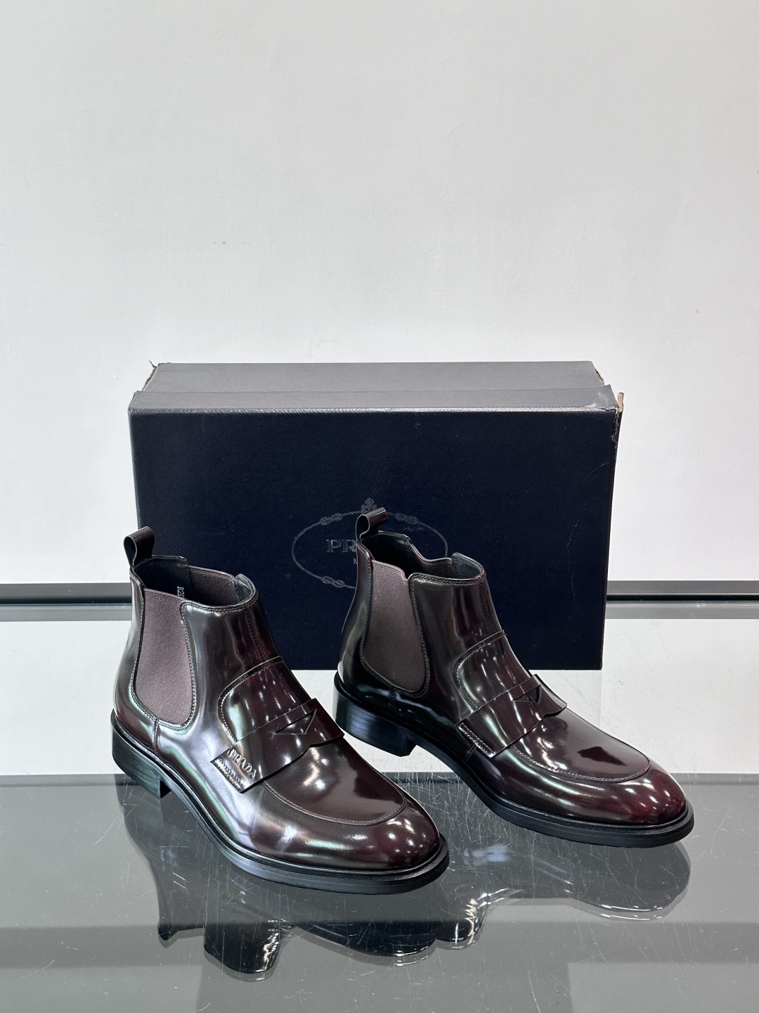 Prada男士切尔西靴，选用高品质真皮，漆皮质感超有光泽感 。方头设计+侧边松紧带，穿脱方便又贴合脚型。