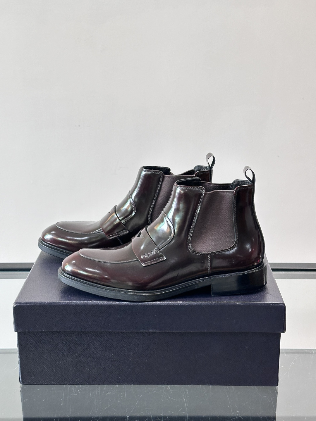 Prada男士切尔西靴，选用高品质真皮，漆皮质感超有光泽感 。方头设计+侧边松紧带，穿脱方便又贴合脚型。