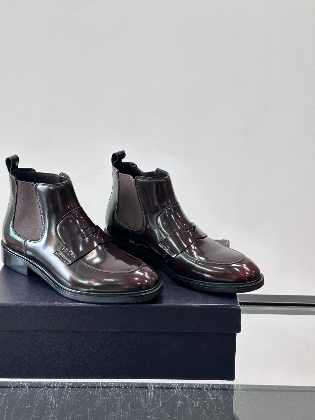 Prada男士切尔西靴，选用高品质真皮，漆皮质感超有光泽感 。方头设计+侧边松紧带，穿脱方便又贴合脚型。