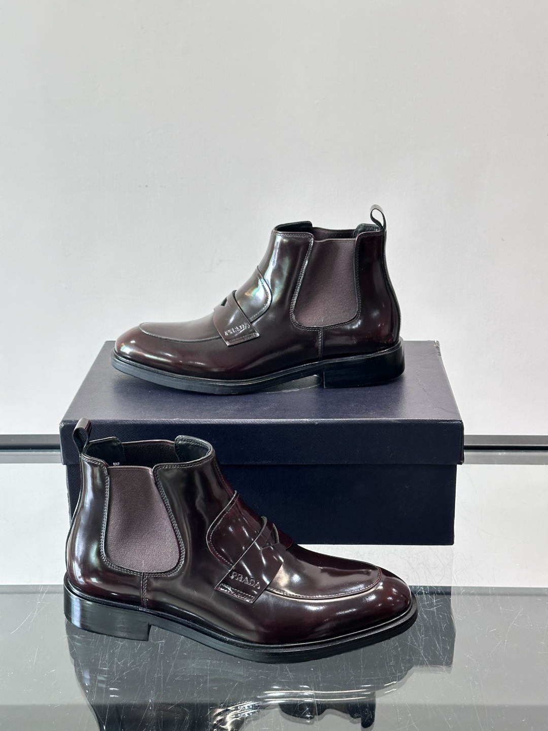 Prada男士切尔西靴，选用高品质真皮，漆皮质感超有光泽感 。方头设计+侧边松紧带，穿脱方便又贴合脚型。