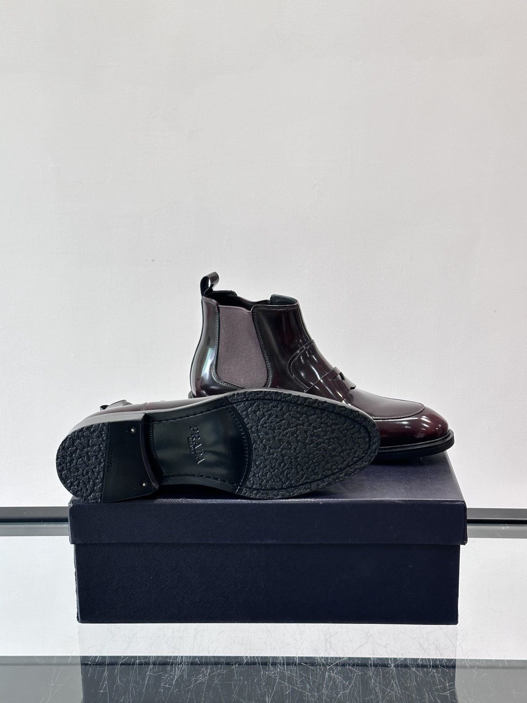 Prada男士切尔西靴，选用高品质真皮，漆皮质感超有光泽感 。方头设计+侧边松紧带，穿脱方便又贴合脚型。