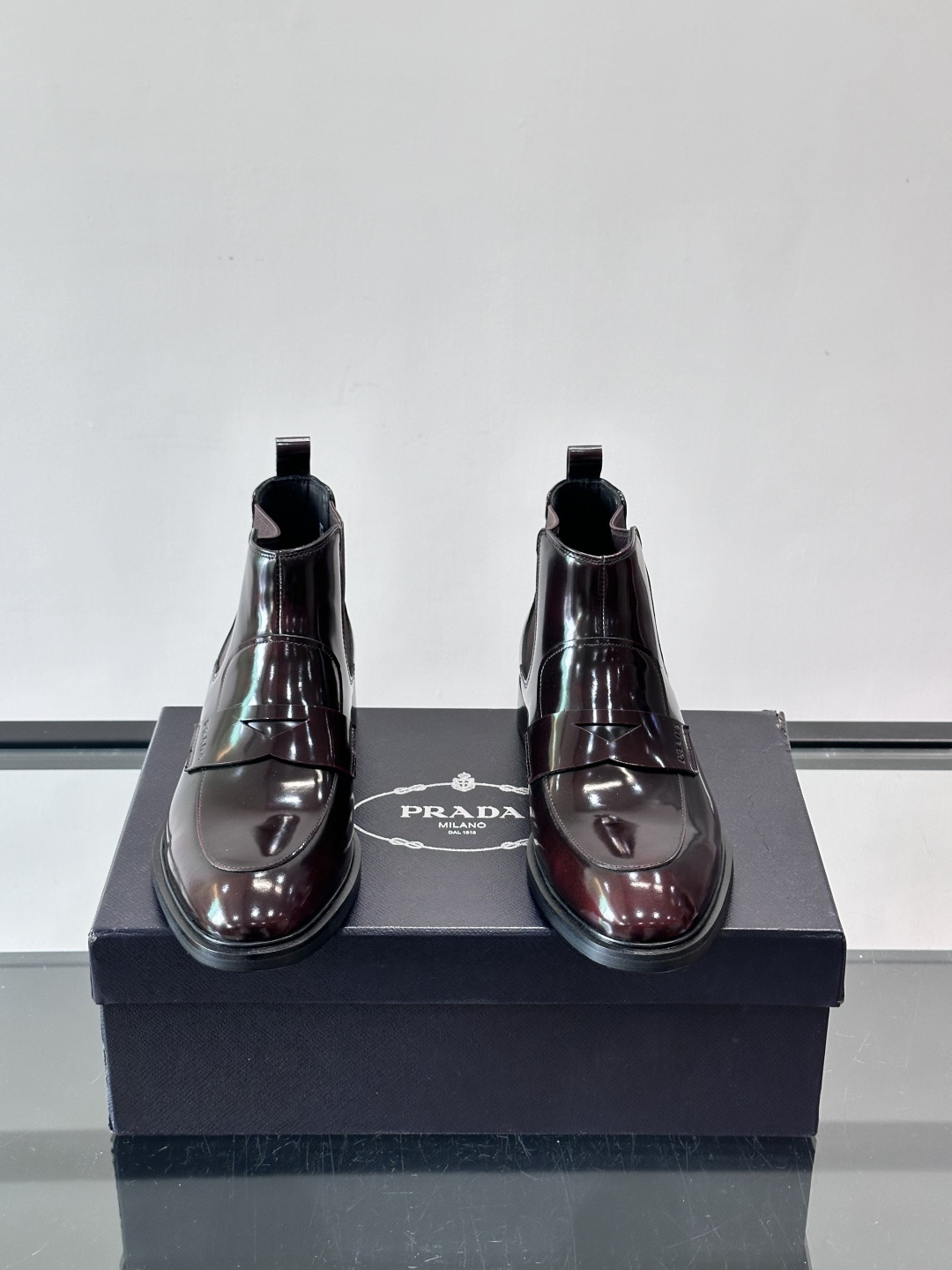 Prada男士切尔西靴，选用高品质真皮，漆皮质感超有光泽感 。方头设计+侧边松紧带，穿脱方便又贴合脚型。