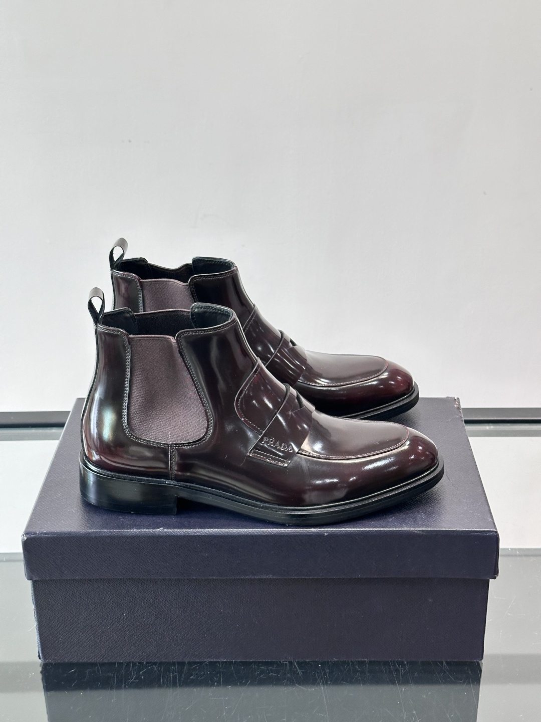 Prada男士切尔西靴，选用高品质真皮，漆皮质感超有光泽感 。方头设计+侧边松紧带，穿脱方便又贴合脚型。