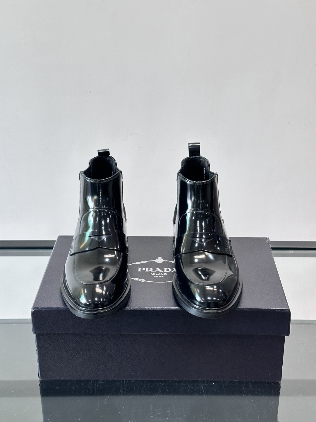 Prada男士切尔西靴，选用高品质真皮，漆皮质感超有光泽感 。方头设计+侧边松紧带，穿脱方便又贴合脚型。