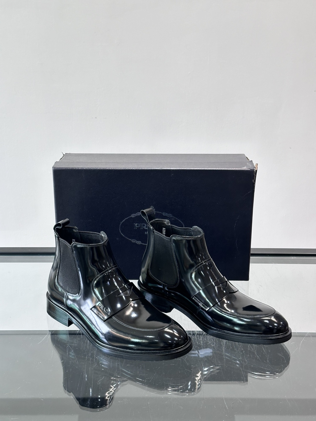 Prada男士切尔西靴，选用高品质真皮，漆皮质感超有光泽感 。方头设计+侧边松紧带，穿脱方便又贴合脚型。