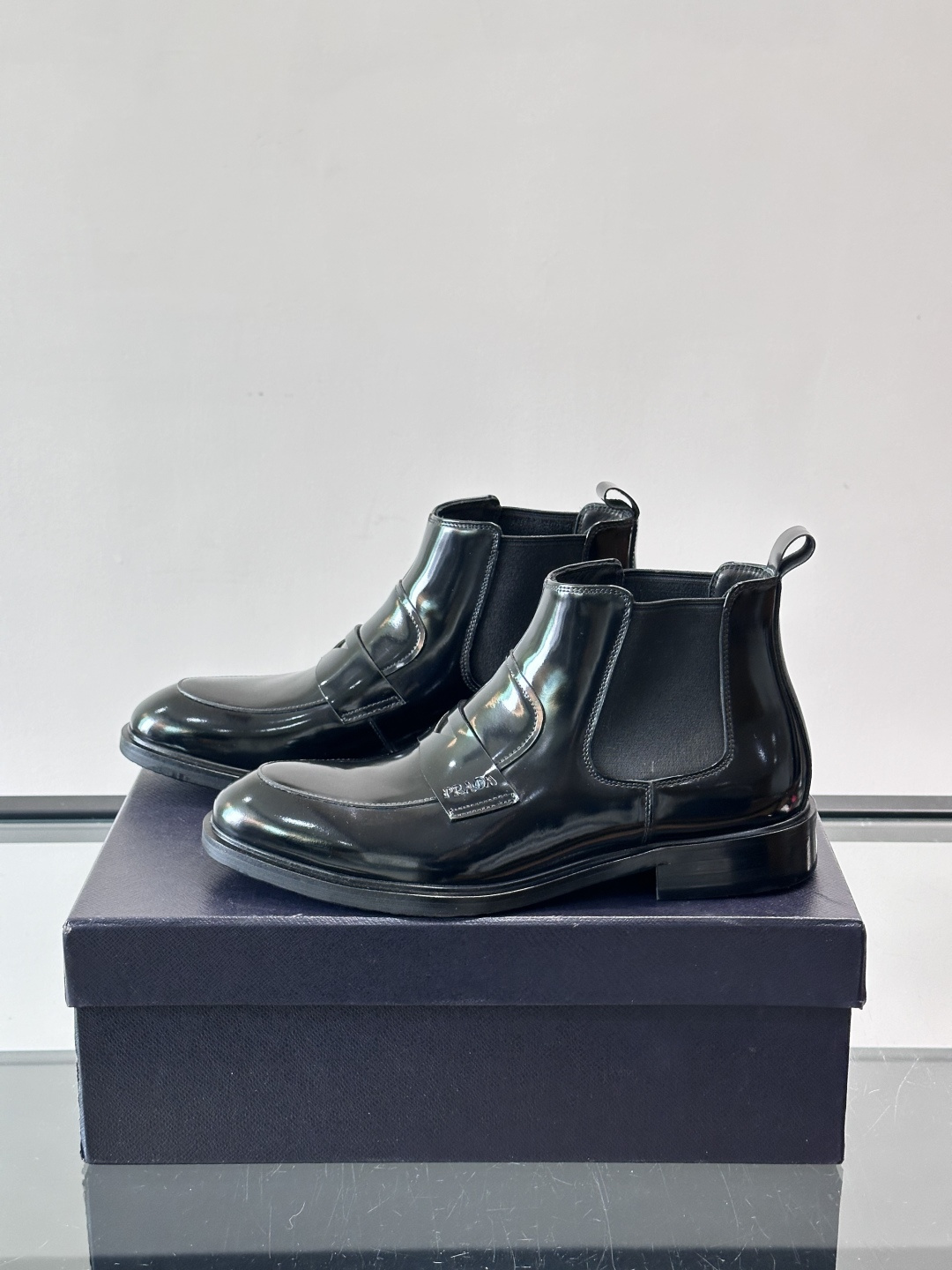 Prada男士切尔西靴，选用高品质真皮，漆皮质感超有光泽感 。方头设计+侧边松紧带，穿脱方便又贴合脚型。