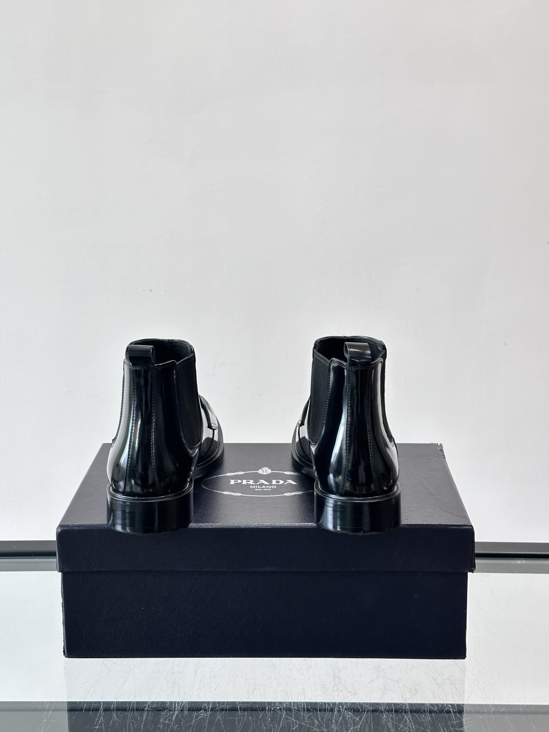 Prada男士切尔西靴，选用高品质真皮，漆皮质感超有光泽感 。方头设计+侧边松紧带，穿脱方便又贴合脚型。