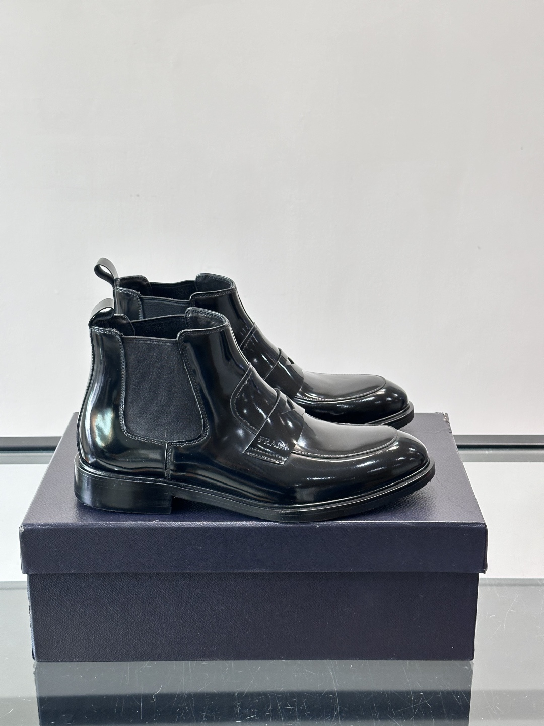 Prada男士切尔西靴，选用高品质真皮，漆皮质感超有光泽感 。方头设计+侧边松紧带，穿脱方便又贴合脚型。