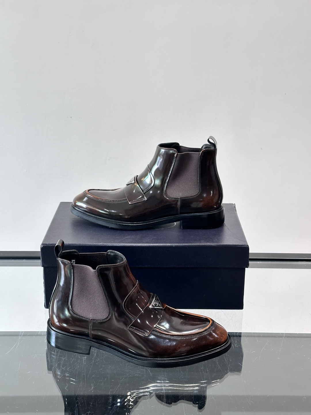 Prada男士切尔西靴，选用高品质真皮，漆皮质感超有光泽感 。方头设计+侧边松紧带，穿脱方便又贴合脚型。