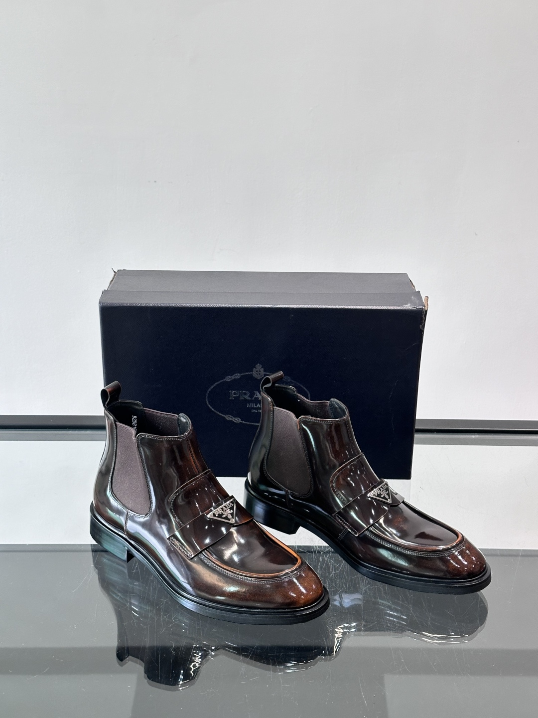 Prada男士切尔西靴，选用高品质真皮，漆皮质感超有光泽感 。方头设计+侧边松紧带，穿脱方便又贴合脚型。