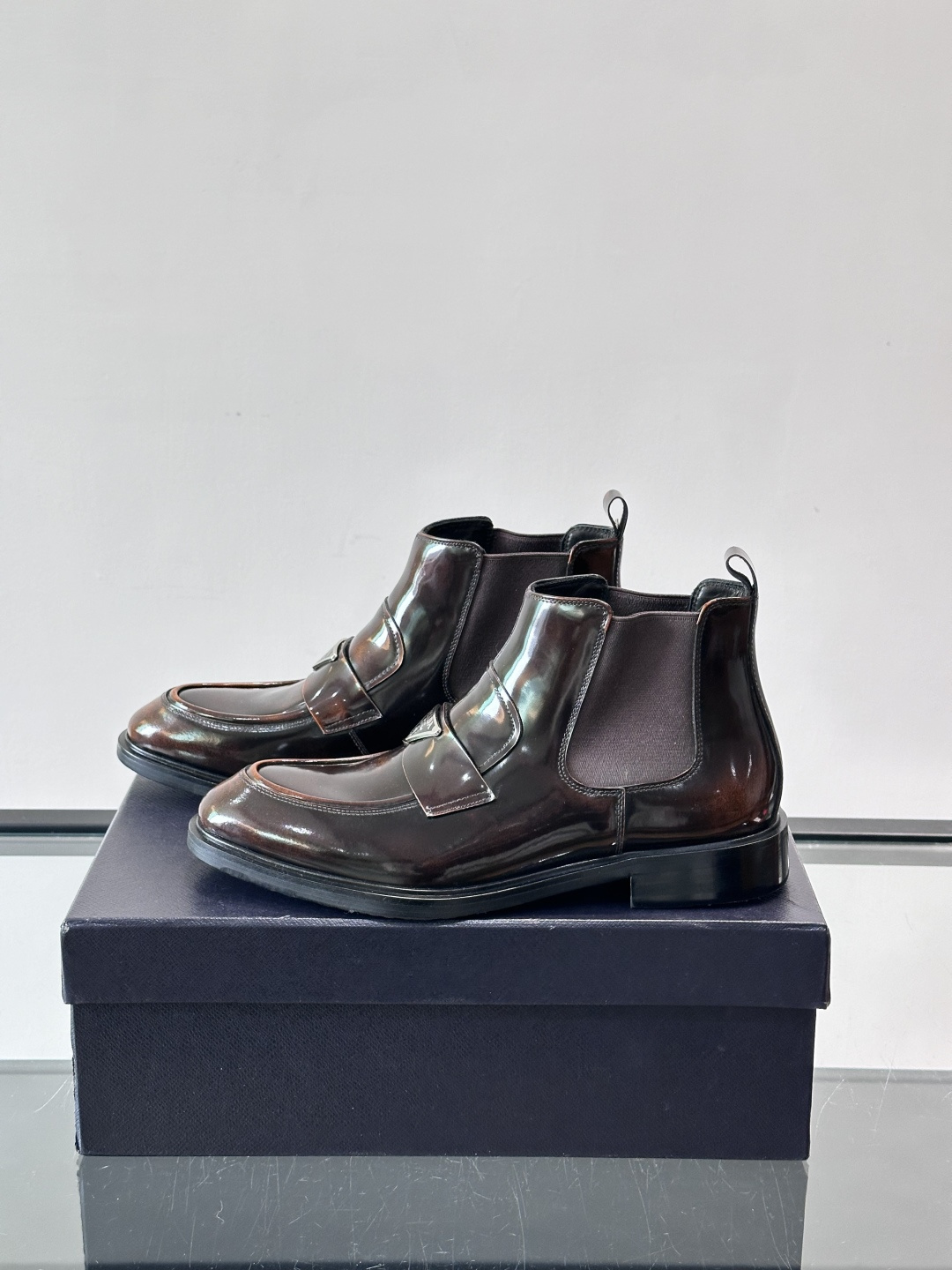 Prada男士切尔西靴，选用高品质真皮，漆皮质感超有光泽感 。方头设计+侧边松紧带，穿脱方便又贴合脚型。